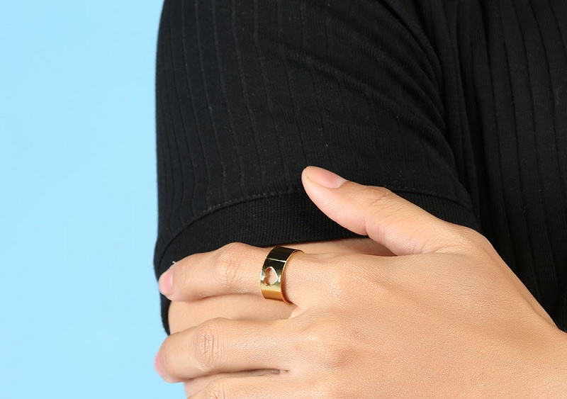 Thiết kế trơn với m&agrave;u v&agrave;ng trang nh&atilde;